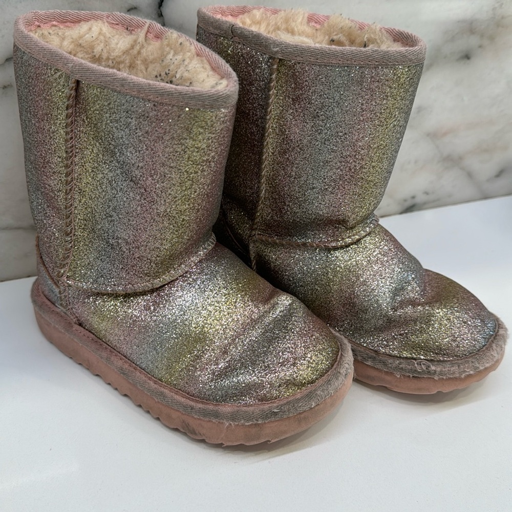Girls uggs Sz 10